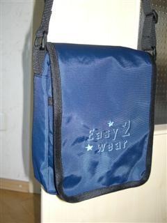 blaue Handtasche